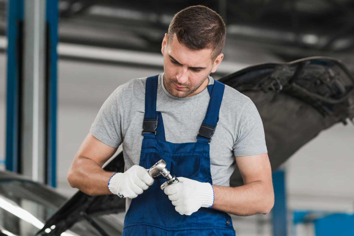 Werker prüft Werkzeug | Werkzeugprüfung